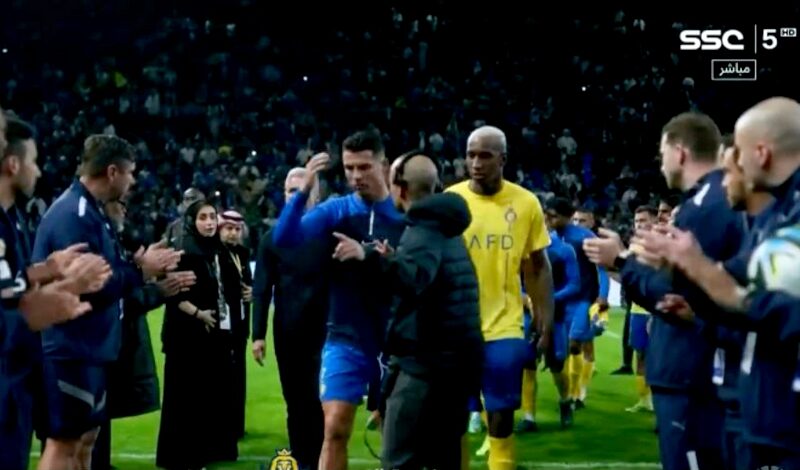 أطلسيً..لقطة غير اخلاقية من كريستيانو مع أحد منظمي نهائي كأس موسم الرياض