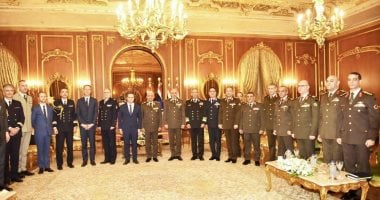 وزير الدفاع يلتقي نظيره الفرنسي لتعزيز التعاون العسكري بين البلدين