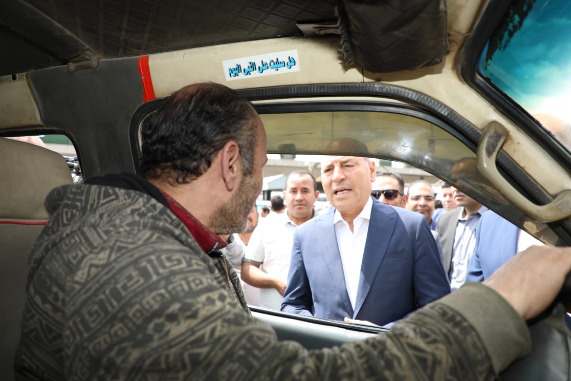 محافظ القاهرة مع السائقين بالمحطة محافظ القاهرة مع السائقين بالمحطة