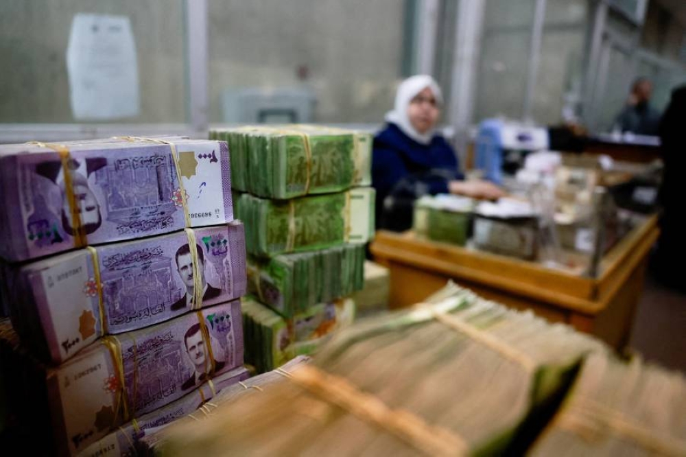 ارتفاع أسعار الذهب في الأسواق العالمية والليرة السورية تسجل قفزة أمام الدولار بعد رفع العقوبات عن سوريا 2 ارتفاع أسعار الذهب في الأسواق العالمية والليرة السورية تسجل قفزة أمام الدولار بعد رفع العقوبات عن سوريا